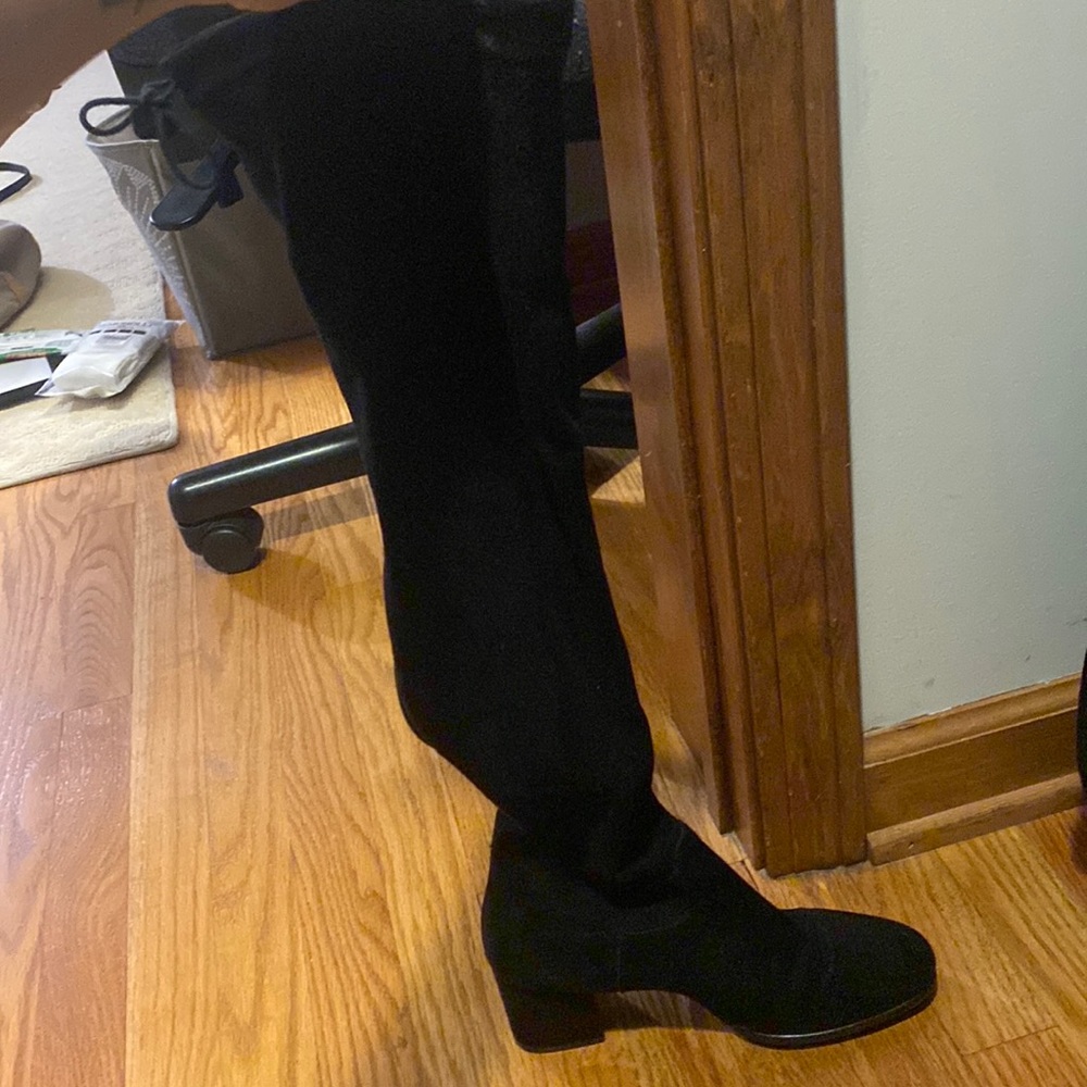 Black heeled boots